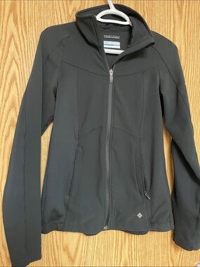 Columbia Women's Black Full-Zip Softshell Utility Jacket
